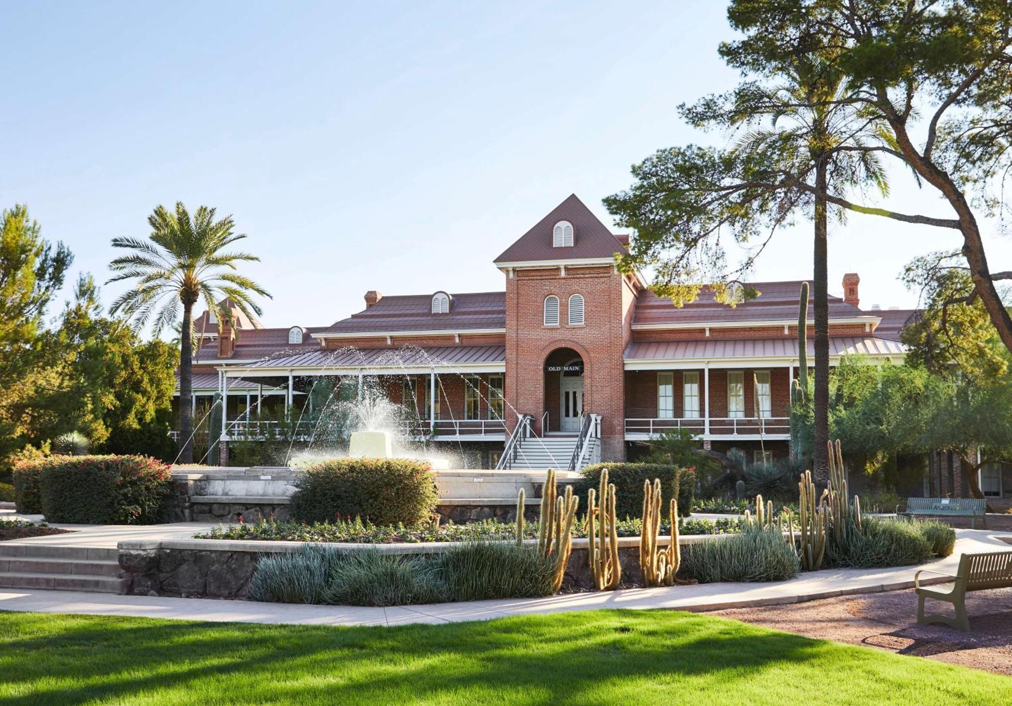 Graduate By Hilton Tucson Hotel Exterior photo